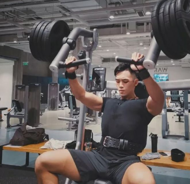 房栋教练_举重冠军和健身房教练_举重教练组