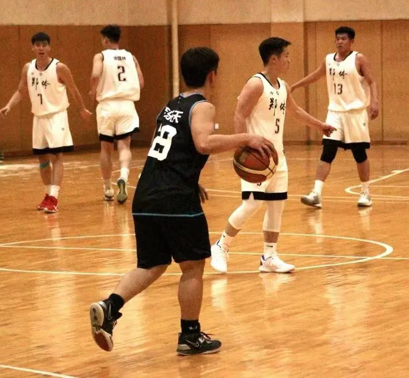 篮球防守身体接触犯规吗_篮球正常防守动作_篮球防守身体规则