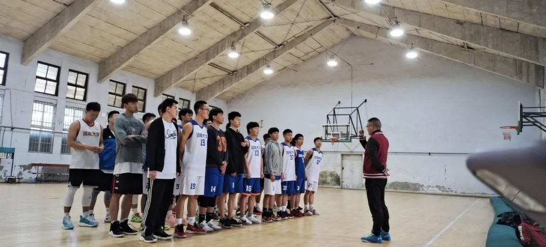 篮球防守规则身体动作要领_篮球防守身体规则_篮球防守规矩