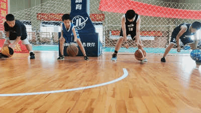 篮球八字绕球动作要领_绕八字篮球战术_篮球八字绕球技巧