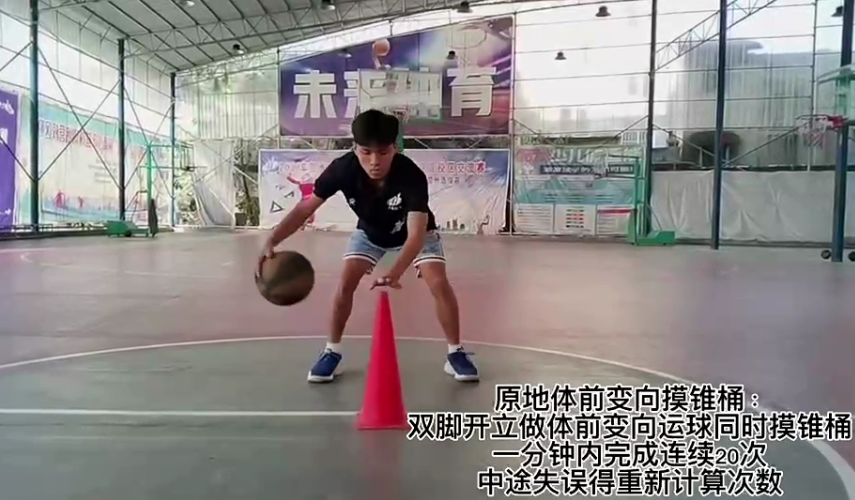 绕八字篮球战术_篮球八字绕球技巧_篮球八字绕球动作要领