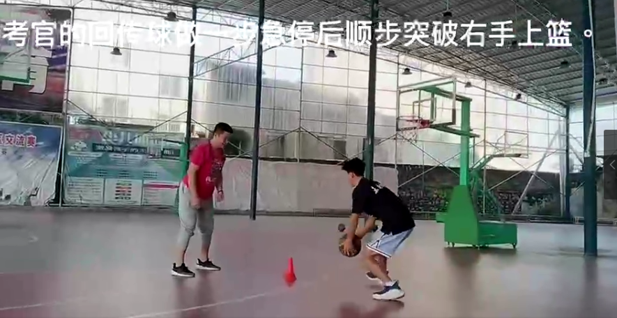 绕八字篮球战术_篮球八字绕球技巧_篮球八字绕球动作要领