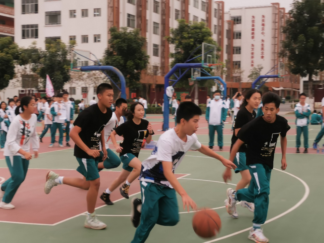 篮球规则飞身救球视频_篮球规则飞身救球教学视频_飞身救球的篮球规则
