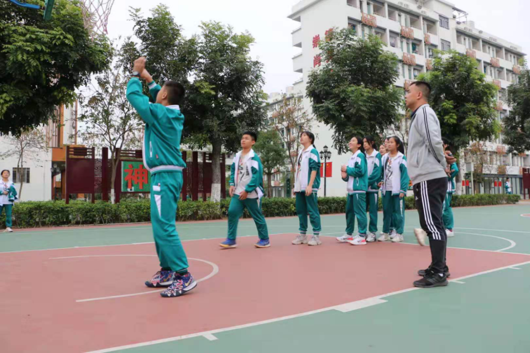 篮球规则飞身救球视频_篮球规则飞身救球教学视频_飞身救球的篮球规则