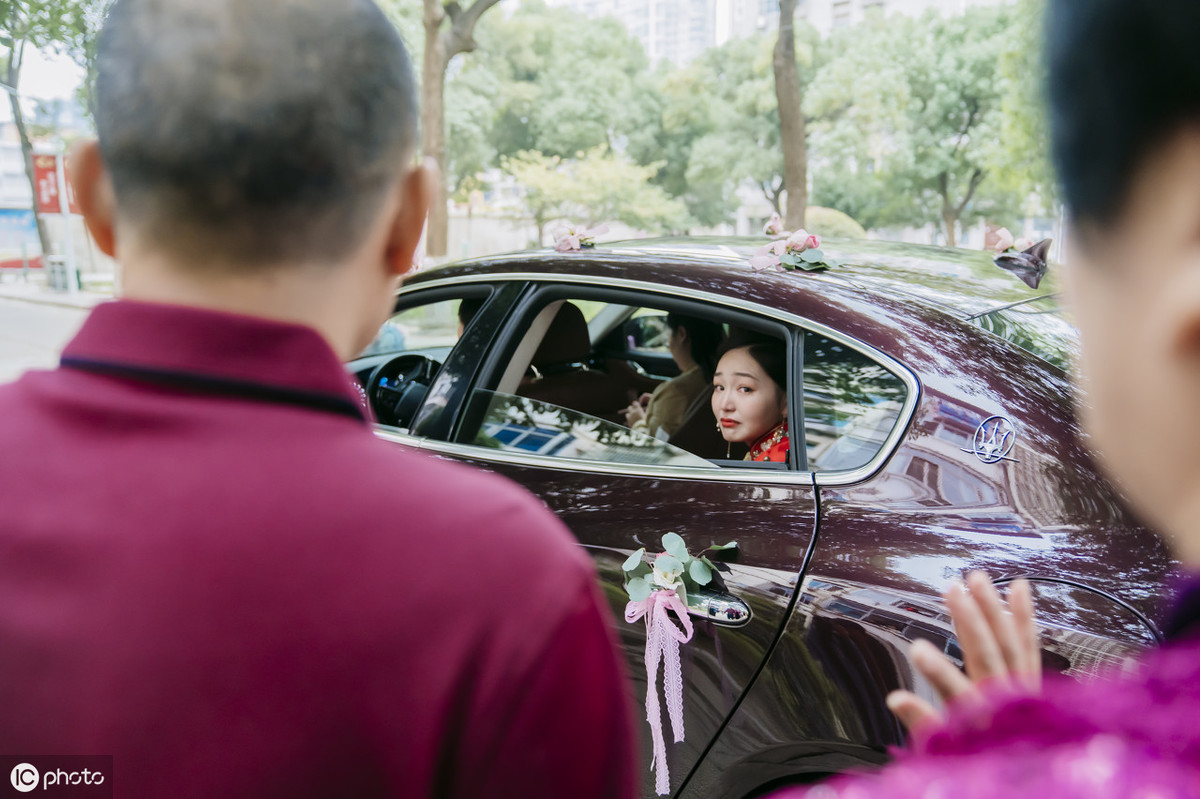 用拍婚纱照的钱请婚礼跟拍_拍婚纱照谁拿钱_拍婚纱照的钱该不该一人一半