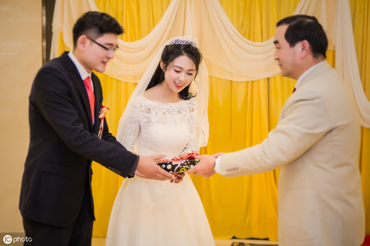 用拍婚纱照的钱请婚礼跟拍_拍婚纱照谁拿钱_拍婚纱照的钱该不该一人一半