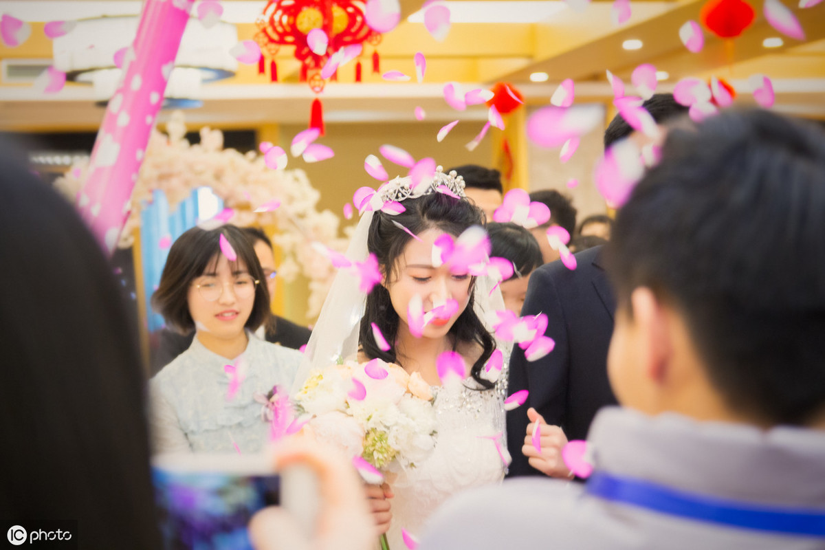 拍婚纱照的钱该不该一人一半_拍婚纱照谁拿钱_用拍婚纱照的钱请婚礼跟拍