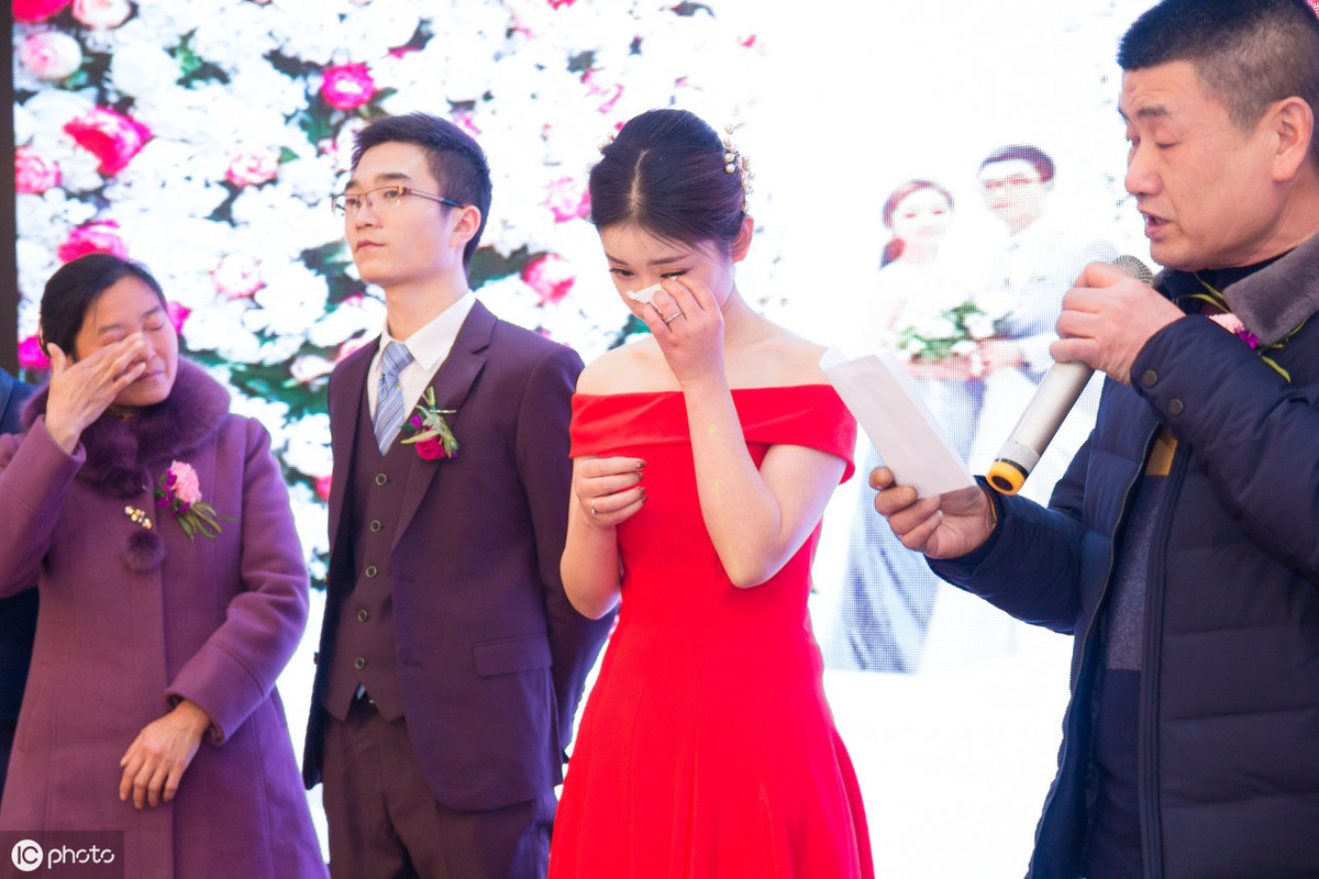 用拍婚纱照的钱请婚礼跟拍_拍婚纱照的钱该不该一人一半_拍婚纱照谁拿钱