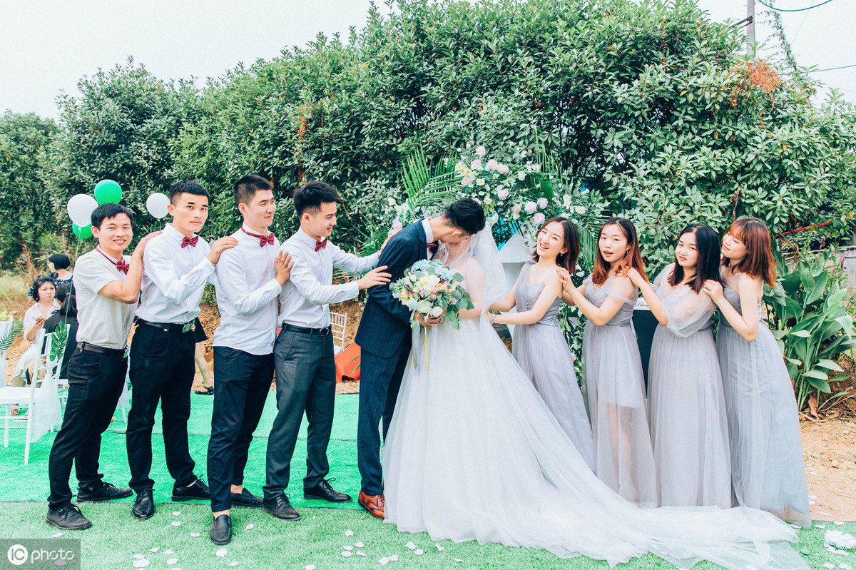 用拍婚纱照的钱请婚礼跟拍_拍婚纱照的钱该不该一人一半_拍婚纱照谁拿钱