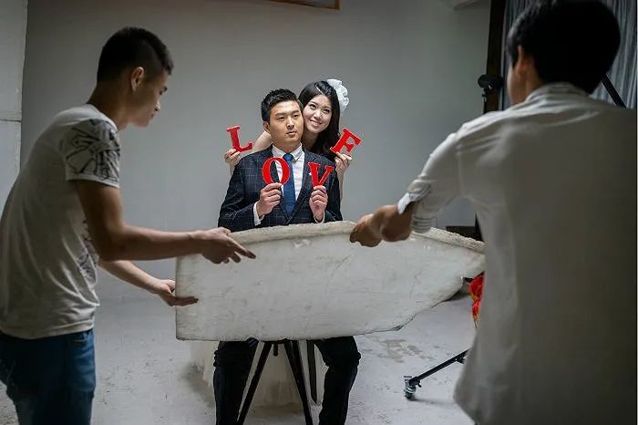 拍婚纱照的钱该谁出_婚纱照钱谁拿_用拍婚纱照的钱请婚礼跟拍