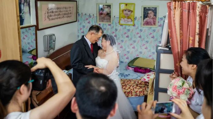 用拍婚纱照的钱请婚礼跟拍_拍婚纱照的钱该谁出_婚纱照钱谁拿