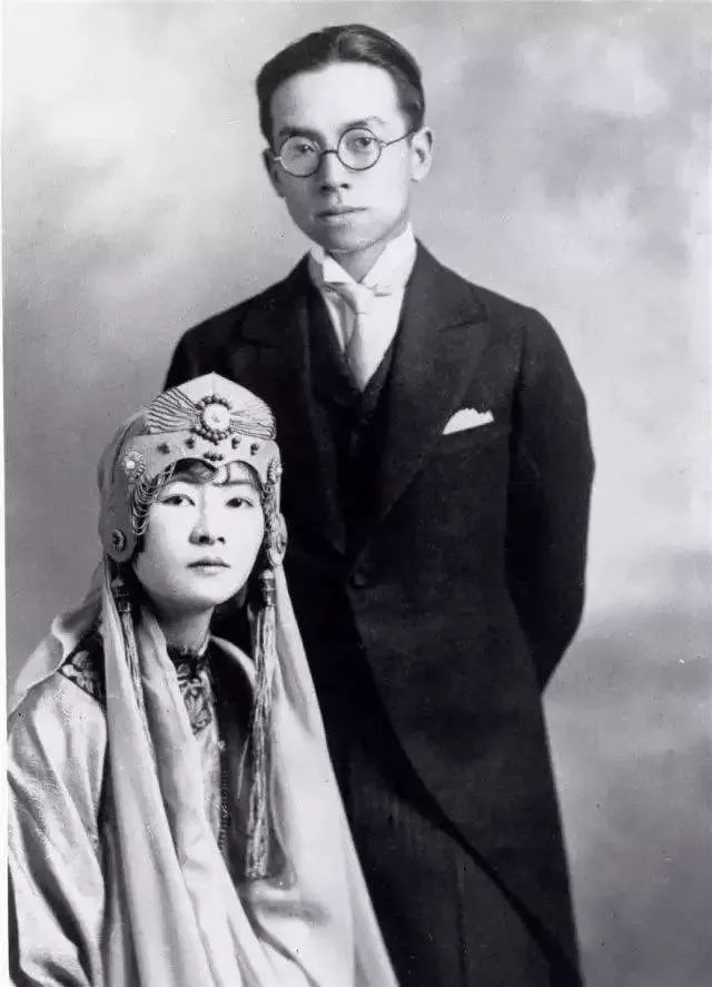 婚纱照钱谁拿_用拍婚纱照的钱请婚礼跟拍_拍婚纱照的钱该谁出
