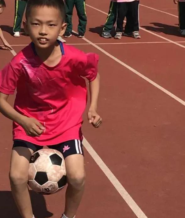 足球夹球是否犯规？解析足球规则中的危险动