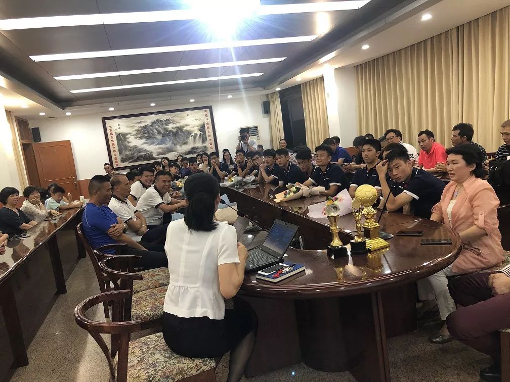 世界踢足球全国冠军是_踢足球冠军是谁_踢足球冠军全国世界是第几名