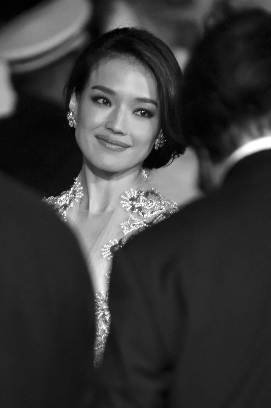 黑色和粉色婚纱_黑色个性粉色婚纱照搭配_粉色婚纱照好不好