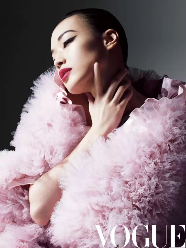 粉色婚纱照好不好_黑色和粉色婚纱_黑色个性粉色婚纱照搭配