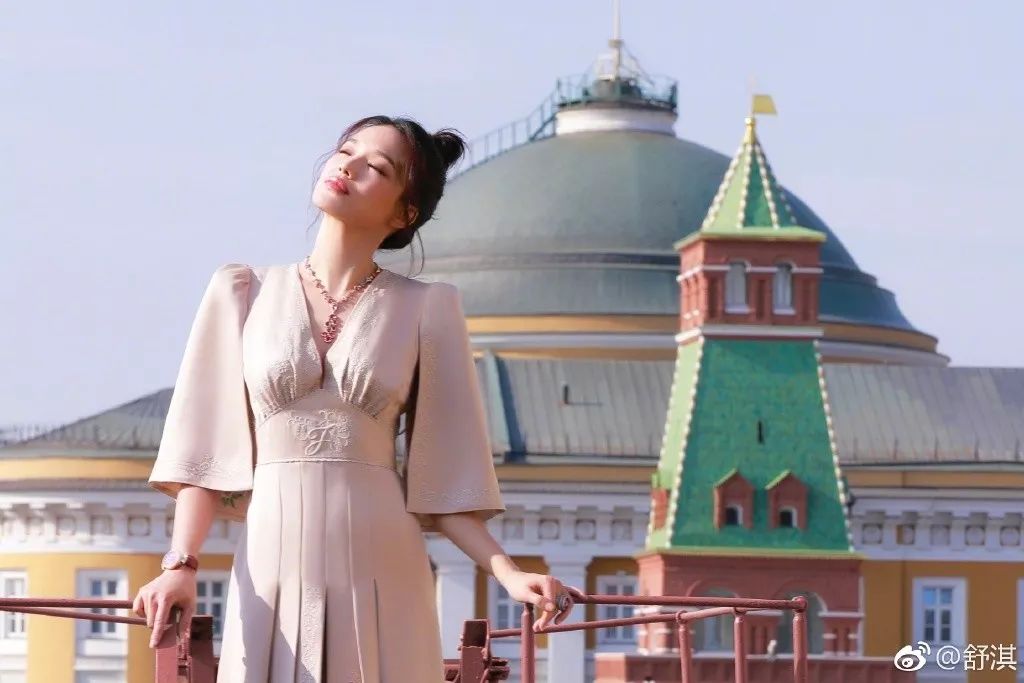 黑色和粉色婚纱_黑色个性粉色婚纱照搭配_粉色婚纱照好不好