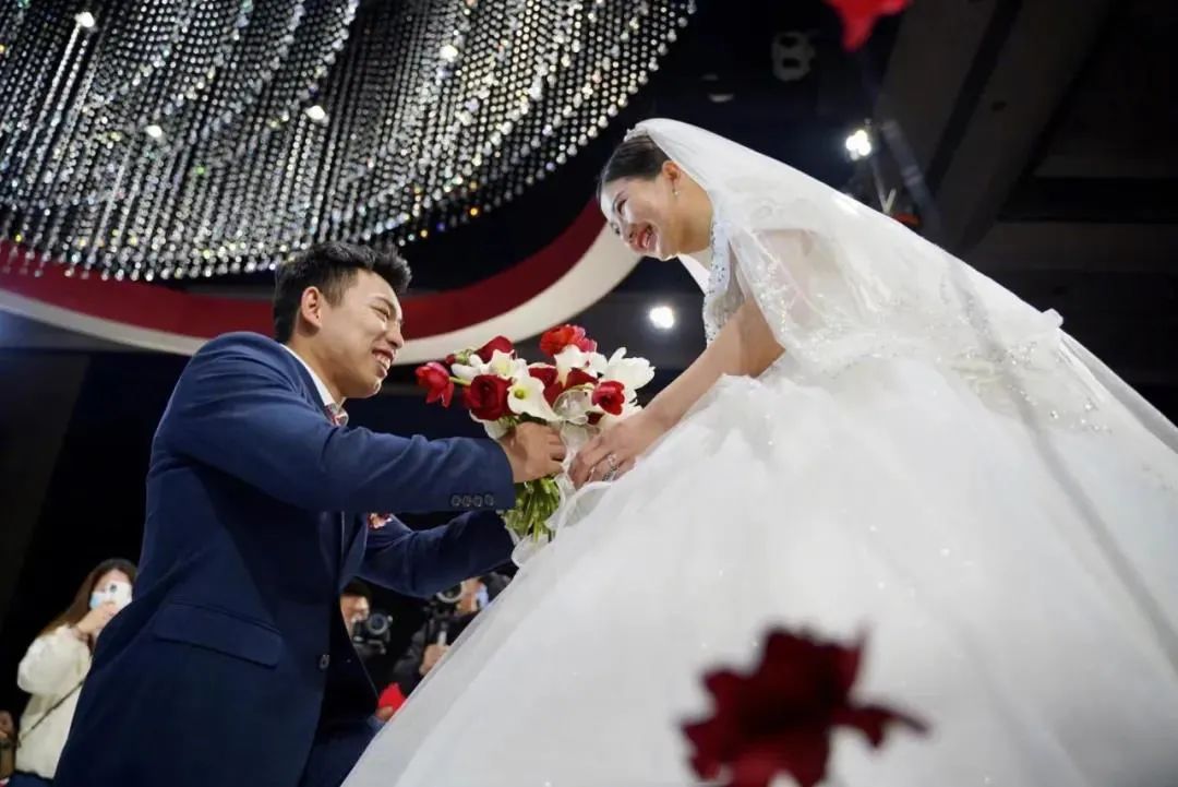 婚纱粉色_黑色个性粉色婚纱照搭配_黑色和粉色婚纱