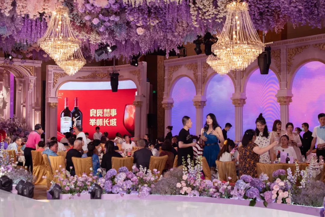 黑色个性粉色婚纱照搭配_婚纱粉色_黑色和粉色婚纱