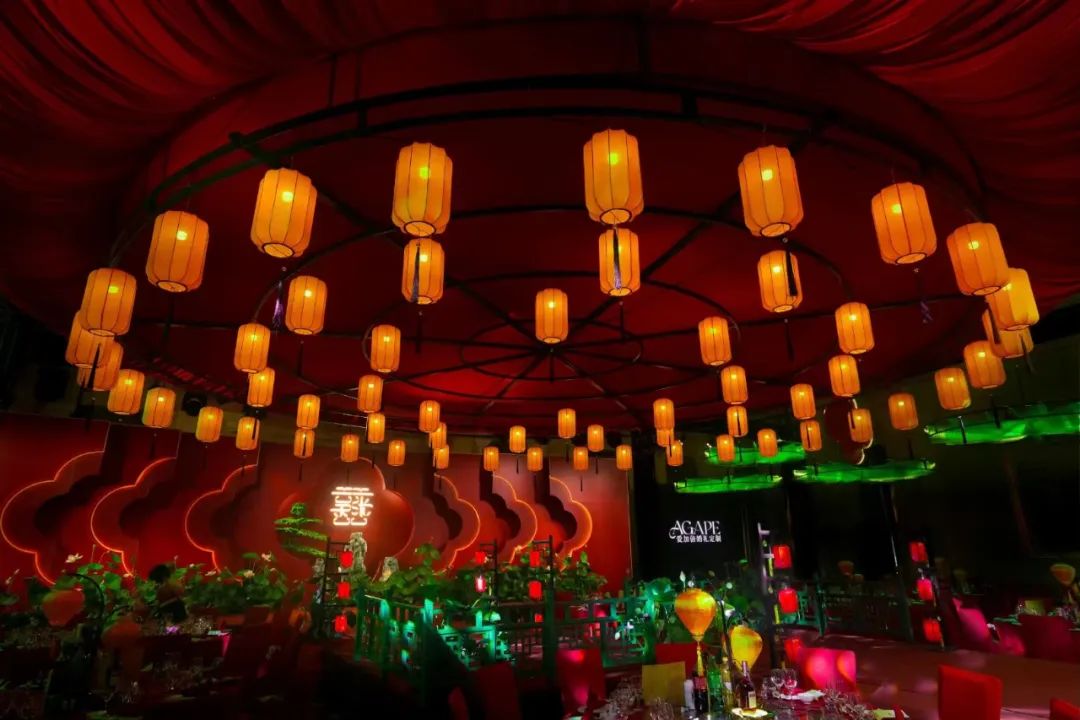 黑色和粉色婚纱_婚纱粉色_黑色个性粉色婚纱照搭配