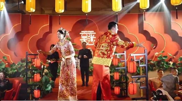 婚纱粉色_黑色和粉色婚纱_黑色个性粉色婚纱照搭配
