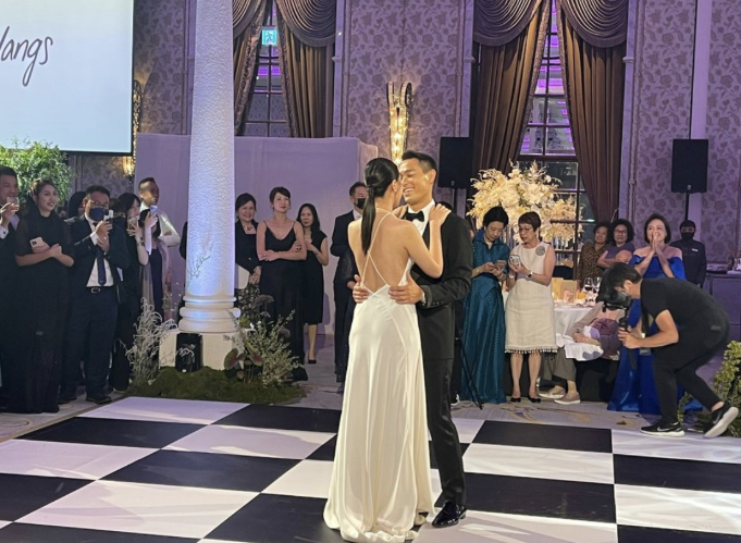 黑色和粉色婚纱_婚纱粉色_黑色个性粉色婚纱照搭配