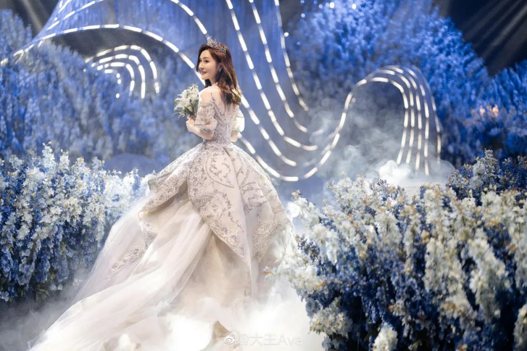 婚纱粉色_黑色和粉色婚纱_黑色个性粉色婚纱照搭配