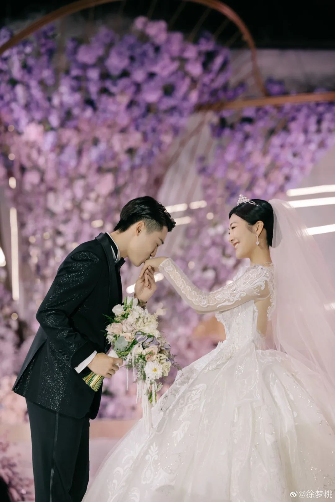 黑色个性粉色婚纱照搭配_黑色和粉色婚纱_婚纱粉色