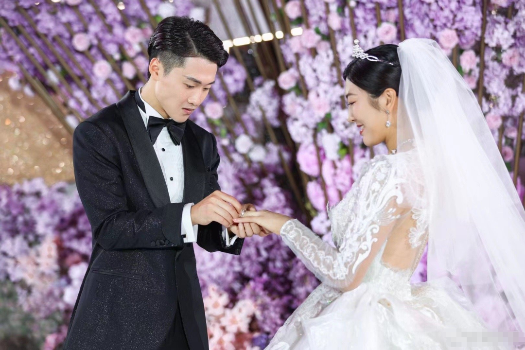 黑色个性粉色婚纱照搭配_婚纱粉色_黑色和粉色婚纱