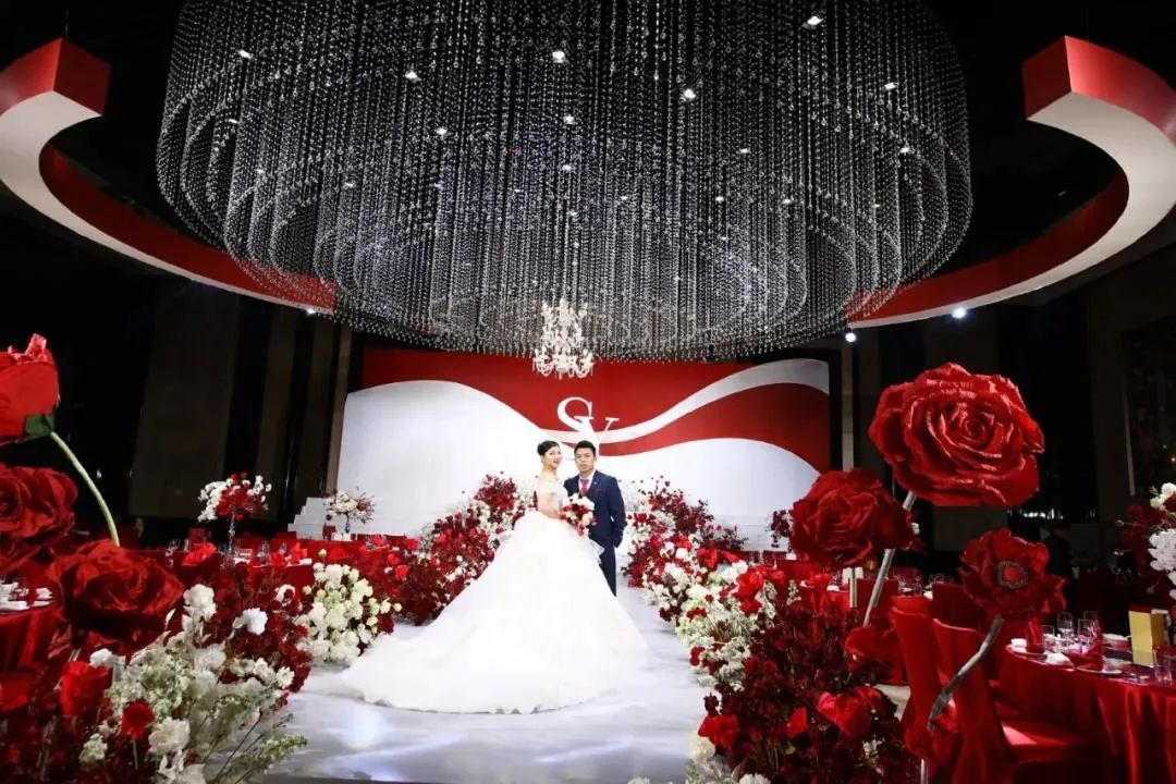 黑色和粉色婚纱_婚纱粉色_黑色个性粉色婚纱照搭配