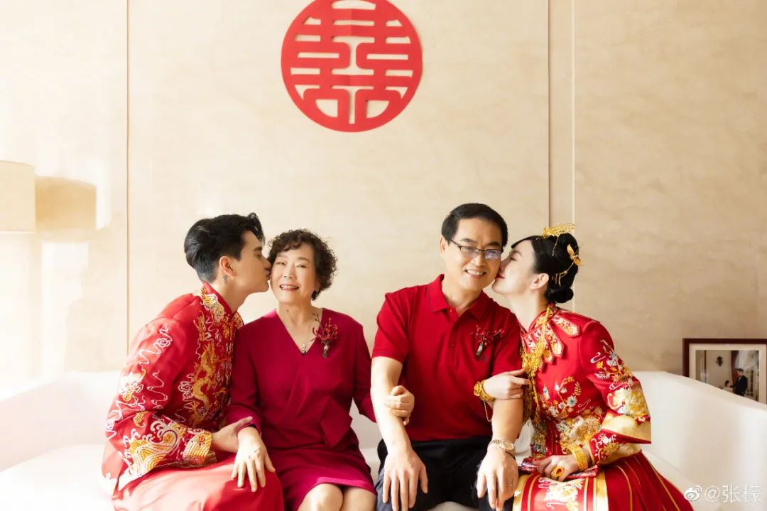 黑色和粉色婚纱_婚纱粉色_黑色个性粉色婚纱照搭配