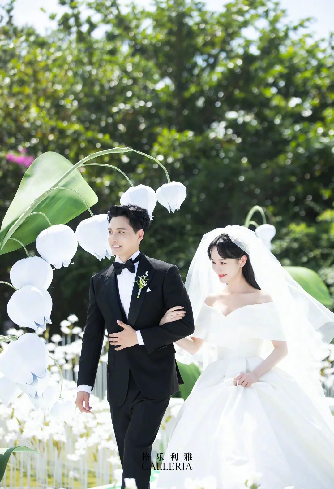 黑色个性粉色婚纱照搭配_婚纱粉色_黑色和粉色婚纱
