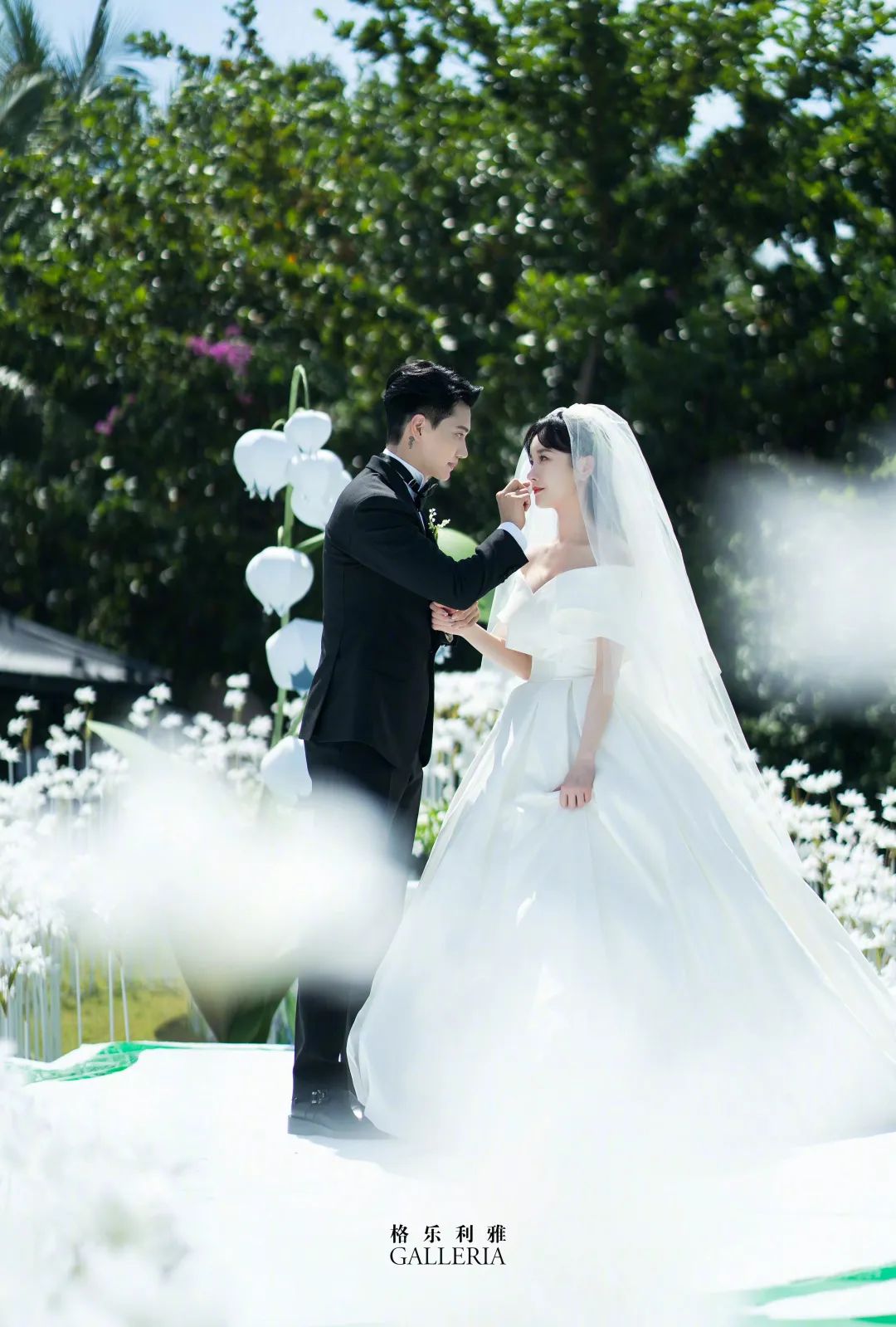 黑色和粉色婚纱_黑色个性粉色婚纱照搭配_婚纱粉色