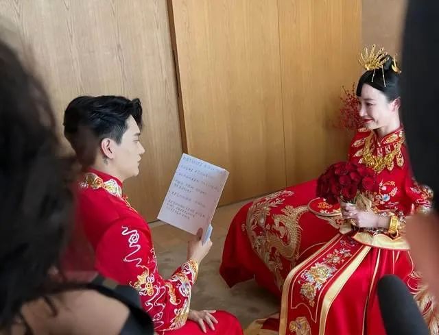 黑色和粉色婚纱_婚纱粉色_黑色个性粉色婚纱照搭配