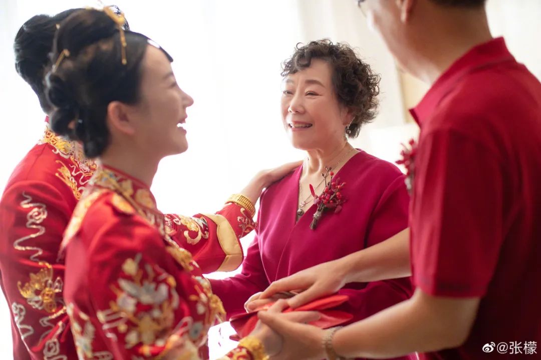 黑色和粉色婚纱_婚纱粉色_黑色个性粉色婚纱照搭配
