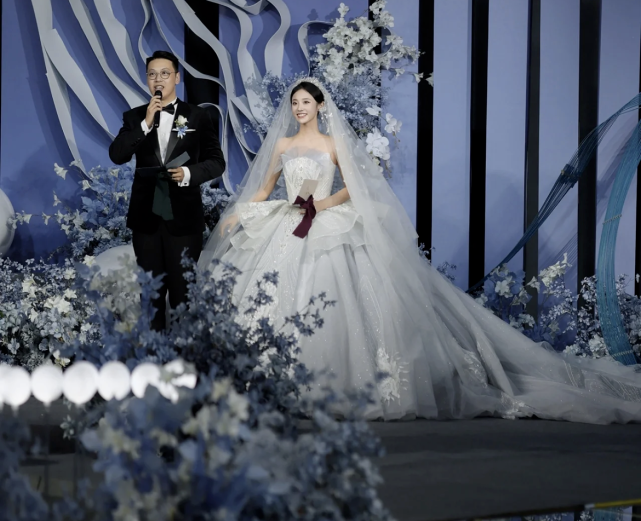 婚纱粉色_黑色和粉色婚纱_黑色个性粉色婚纱照搭配