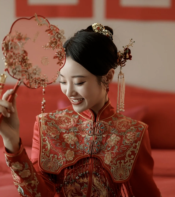 黑色和粉色婚纱_黑色个性粉色婚纱照搭配_婚纱粉色