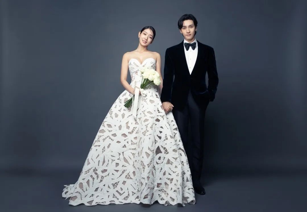 黑色个性粉色婚纱照搭配_黑色和粉色婚纱_婚纱粉色