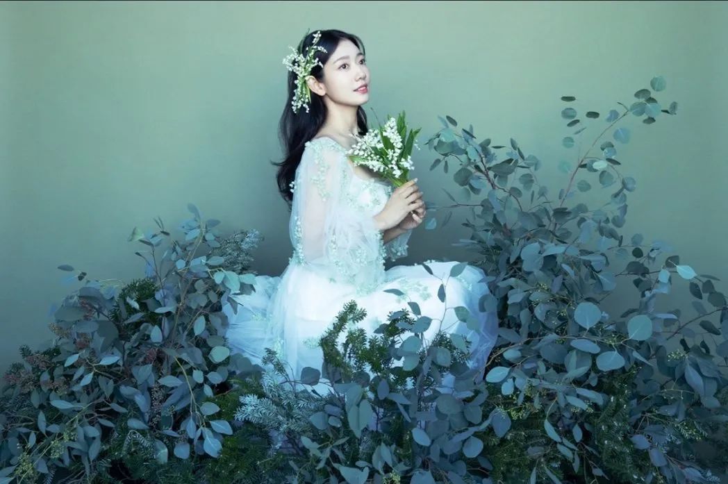 黑色个性粉色婚纱照搭配_婚纱粉色_黑色和粉色婚纱