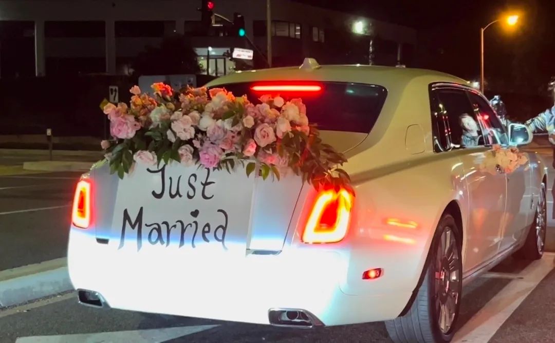 黑色和粉色婚纱_黑色个性粉色婚纱照搭配_婚纱粉色