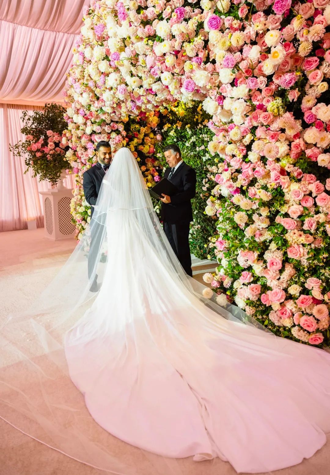 婚纱粉色_黑色个性粉色婚纱照搭配_黑色和粉色婚纱