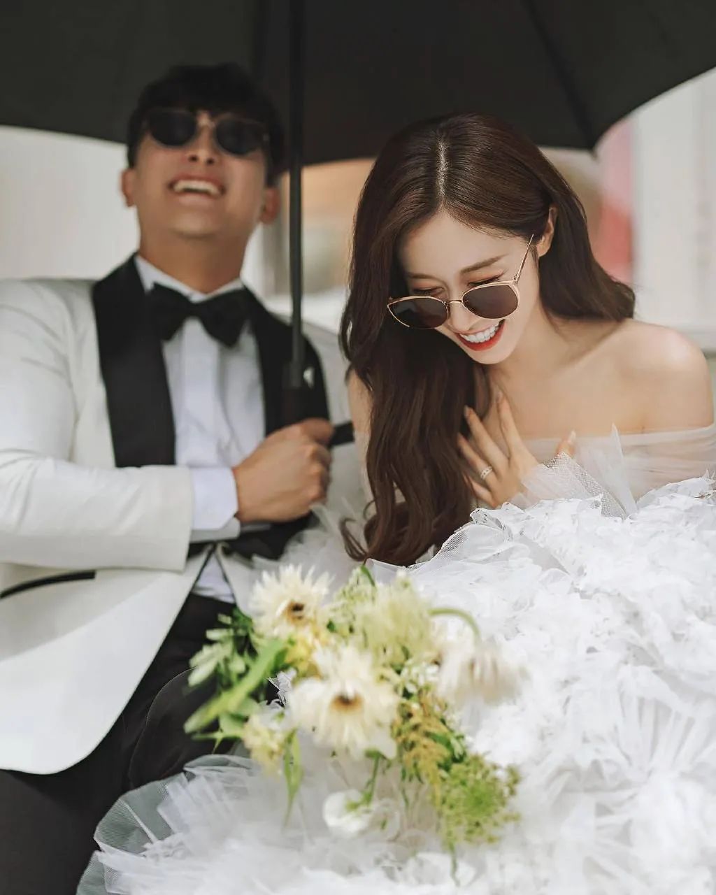 黑色个性粉色婚纱照搭配_黑色和粉色婚纱_婚纱粉色