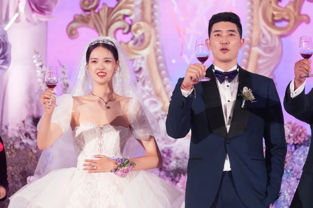 黑色和粉色婚纱_婚纱粉色_黑色个性粉色婚纱照搭配