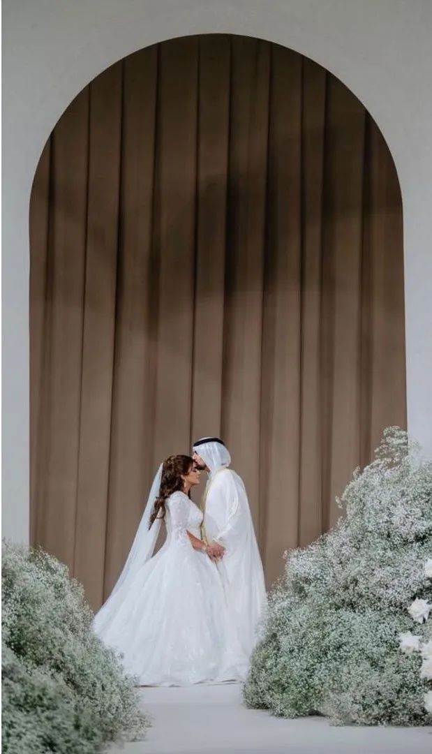 黑色和粉色婚纱_婚纱粉色_黑色个性粉色婚纱照搭配