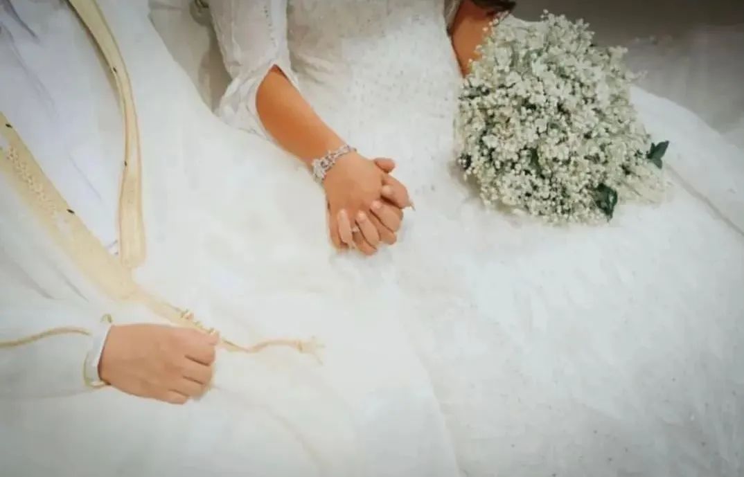 婚纱粉色_黑色个性粉色婚纱照搭配_黑色和粉色婚纱
