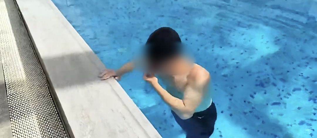 游泳憋气五分钟视频技巧_游泳憋气视频教程_游泳在水下憋气技巧视频