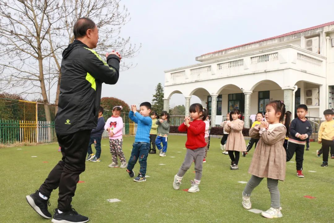 认识足球规则小班教案_小班足球游戏教案认识足球_小班教案足球规则认识指南