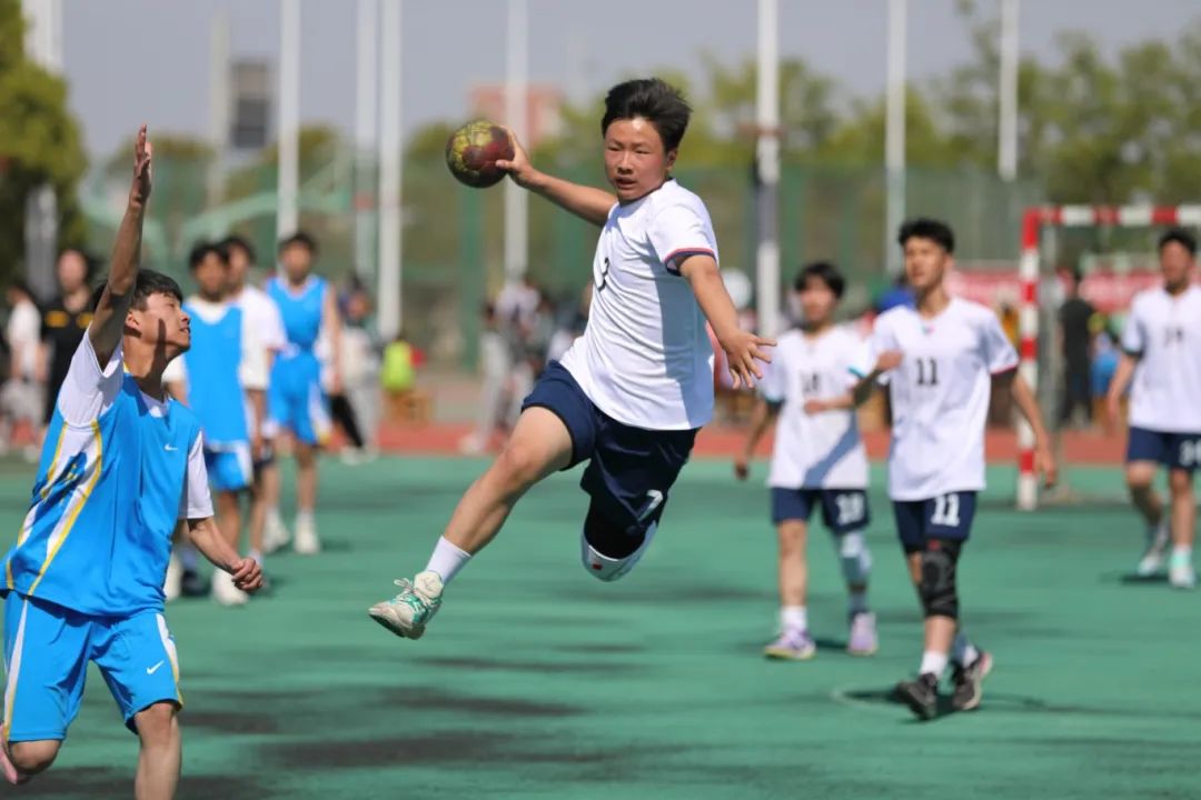 足球手球规则_足球怎么打手球技巧_足球技巧手球打法图解