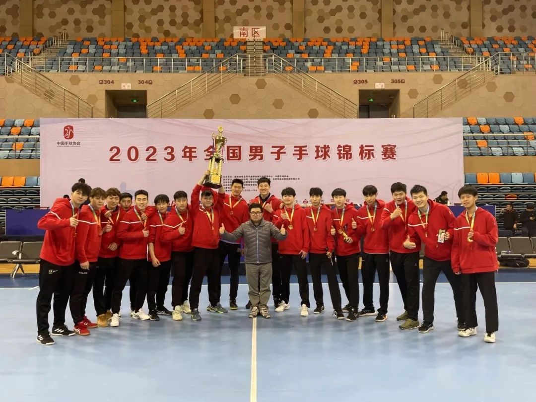 足球怎么打手球技巧_足球手球规则_足球技巧手球打法图解