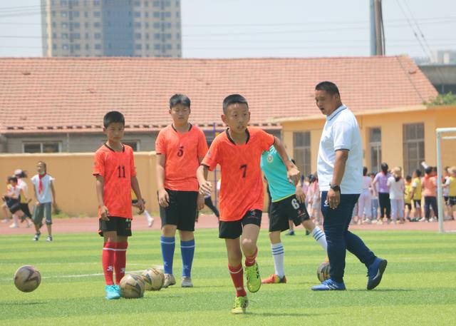 泰安足球学校在哪_泰安市足球_泰安足球学院校园冠军